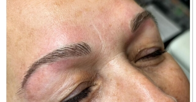 Maquillage permanent des sourcils poil à poil naturel